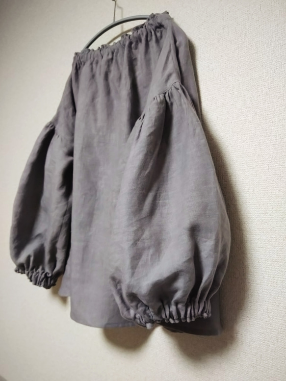 京丹後洗いざらし ダブグレーカラーのヴィンテージリネン ふんわりお袖のボトルネックブラウス 2枚目の画像