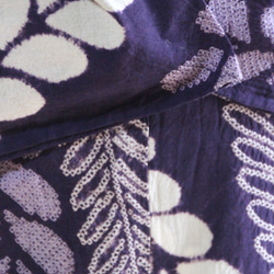 ◇現代 有松鳴海絞　浴衣◇【藤色×青紫】斜めにはしる藤の花がモダン　袖長めトールサイズ身巾広め　裄70ｃｍ木綿浴衣 5枚目の画像