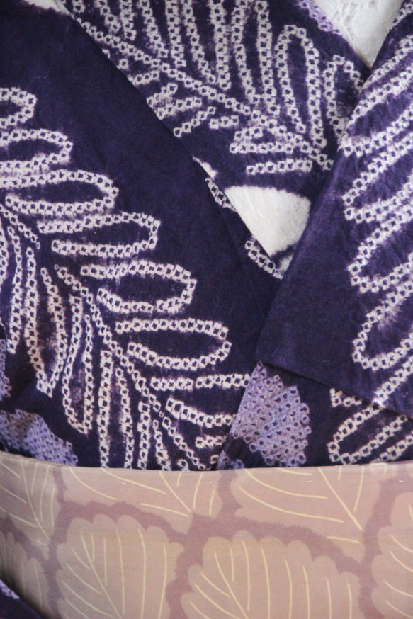 ◇現代 有松鳴海絞　浴衣◇【藤色×青紫】斜めにはしる藤の花がモダン　袖長めトールサイズ身巾広め　裄70ｃｍ木綿浴衣 6枚目の画像