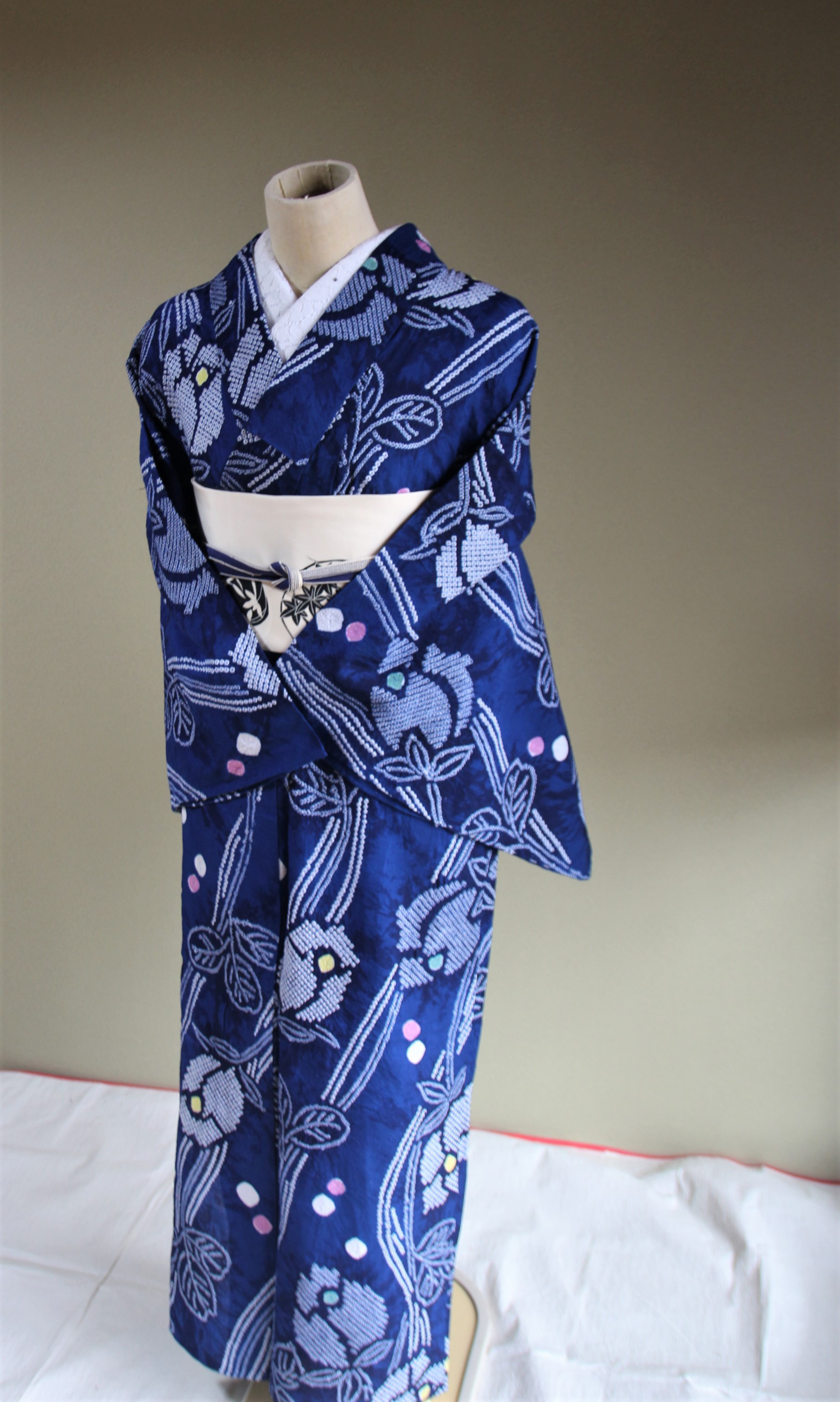 現代 有松鳴海絞 浴衣 【紺】斜めに染められた花蕾が着姿を