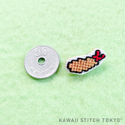 えびフライ【ブローチ】バッチ バッジ ピン エビ エビフライ 海老 shrimp 刺繍 かわいい クロスステッチ ポップ 1枚目の画像