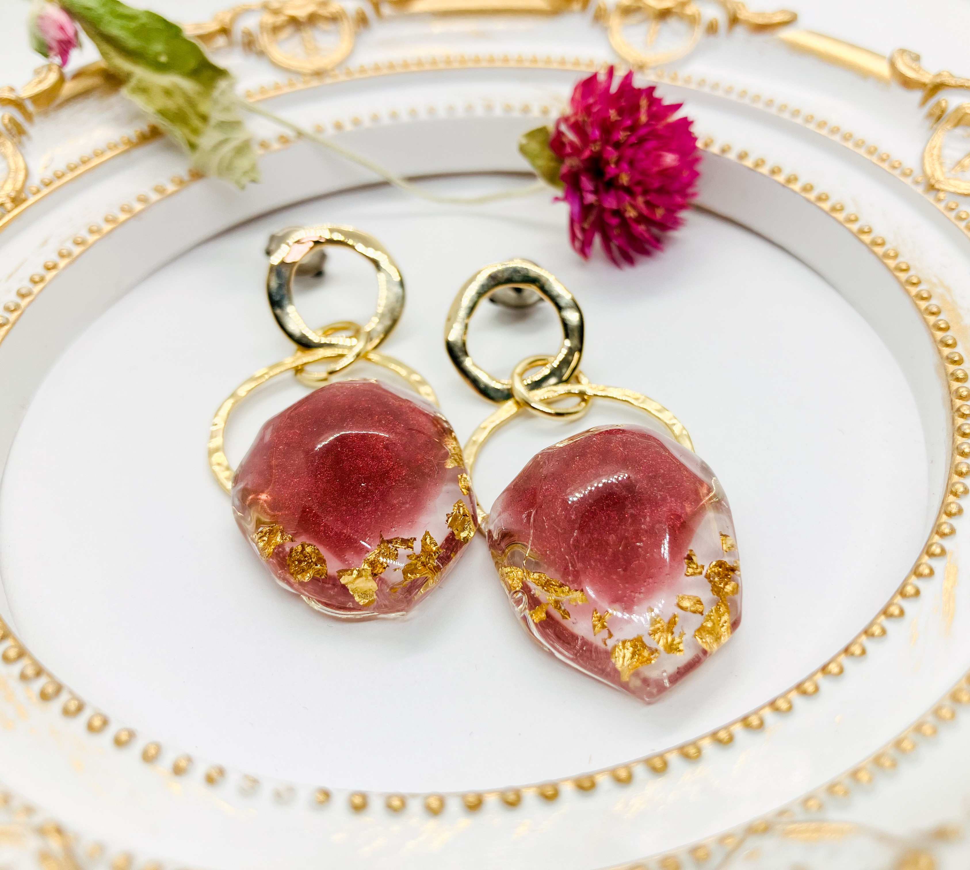 パープルの金粉がきらりと光るピアス