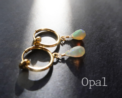 煌めく虹色の遊色…《C》エチオピア産オパールブリオレットカットピアス