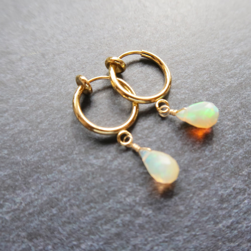 煌めく虹色の遊色…《C》エチオピア産オパールブリオレットカットピアス