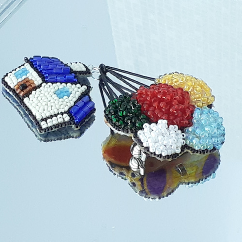 空とぶ家のブローチ *オートクチュールビーズ刺繍 ブローチ 空とぶ家のブローチ *オートクチュールビーズ刺繍 ブローチ