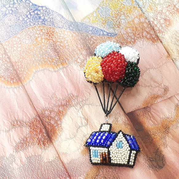 空とぶ家のブローチ *オートクチュールビーズ刺繍 ブローチ 空とぶ家のブローチ *オートクチュールビーズ刺繍 ブローチ