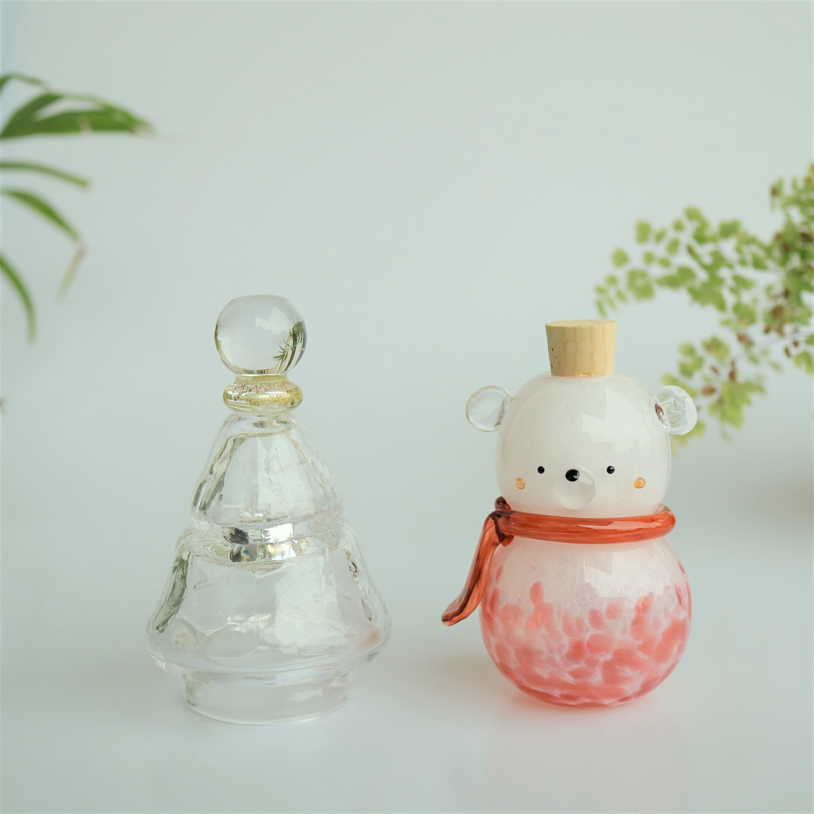 《早割クリスマス2023》選べる！ガラスのクリスマスツリーとクマの小瓶セット　♪選べるライト♪　【送料無料】