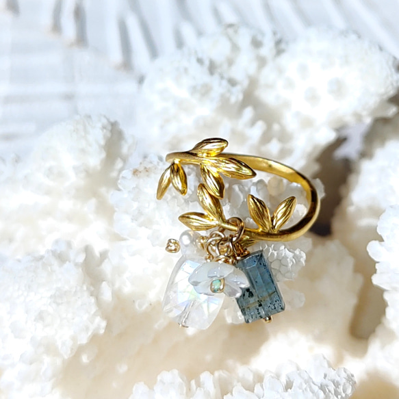 ❁氷の世界の指輪（14kgf）❁稀少なティールブルーモスカイヤナイト＆レインボームーンストーンなど 7枚目の画像