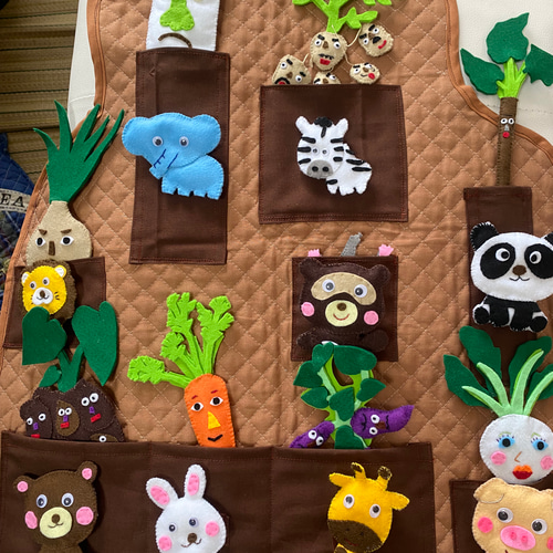 エプロンシアターオムツの中みせて　すっぽんおやさいさん エプロンシアターすっぽんおやさいさん 生地 ショコラ 通販