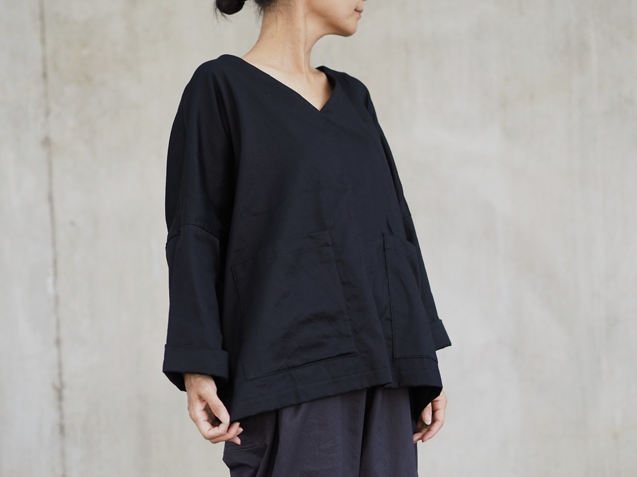 コットンサテンのポケット付きVネックトップス/ブラック