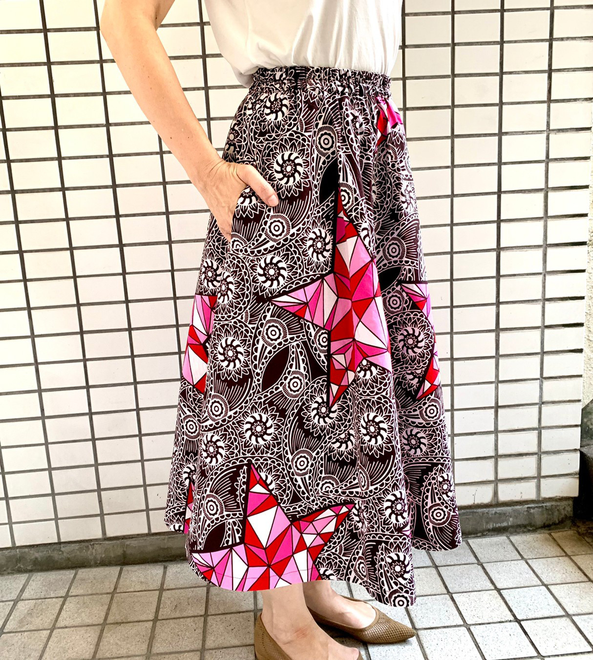 ＊アフリカ布　シルエットがきれいな半円形フレアスカート　茶＆ピンクが新鮮！