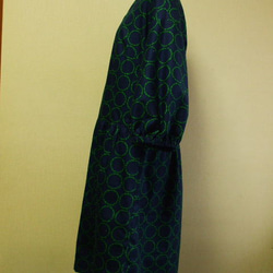 紺地×緑サークル柄プリント nina Vネックバルーン袖 後ろ途中開きスカートギャザーワンピ 両脇ポケット付 M～Ｌ 4枚目の画像
