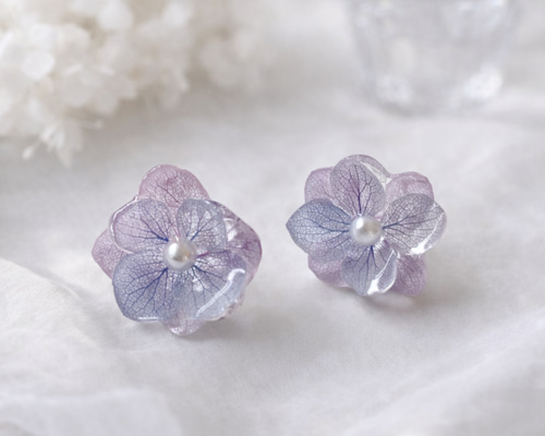 淡紫と水色の紫陽花ピアス(イヤリング可能)― 雨上がりの記憶 ― ピアス