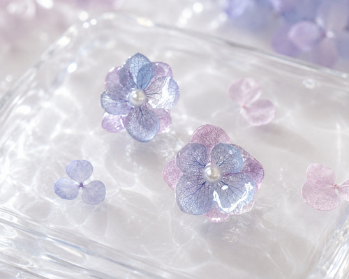 淡紫と水色の紫陽花ピアス(イヤリング可能)― 雨上がりの記憶 ― ピアス