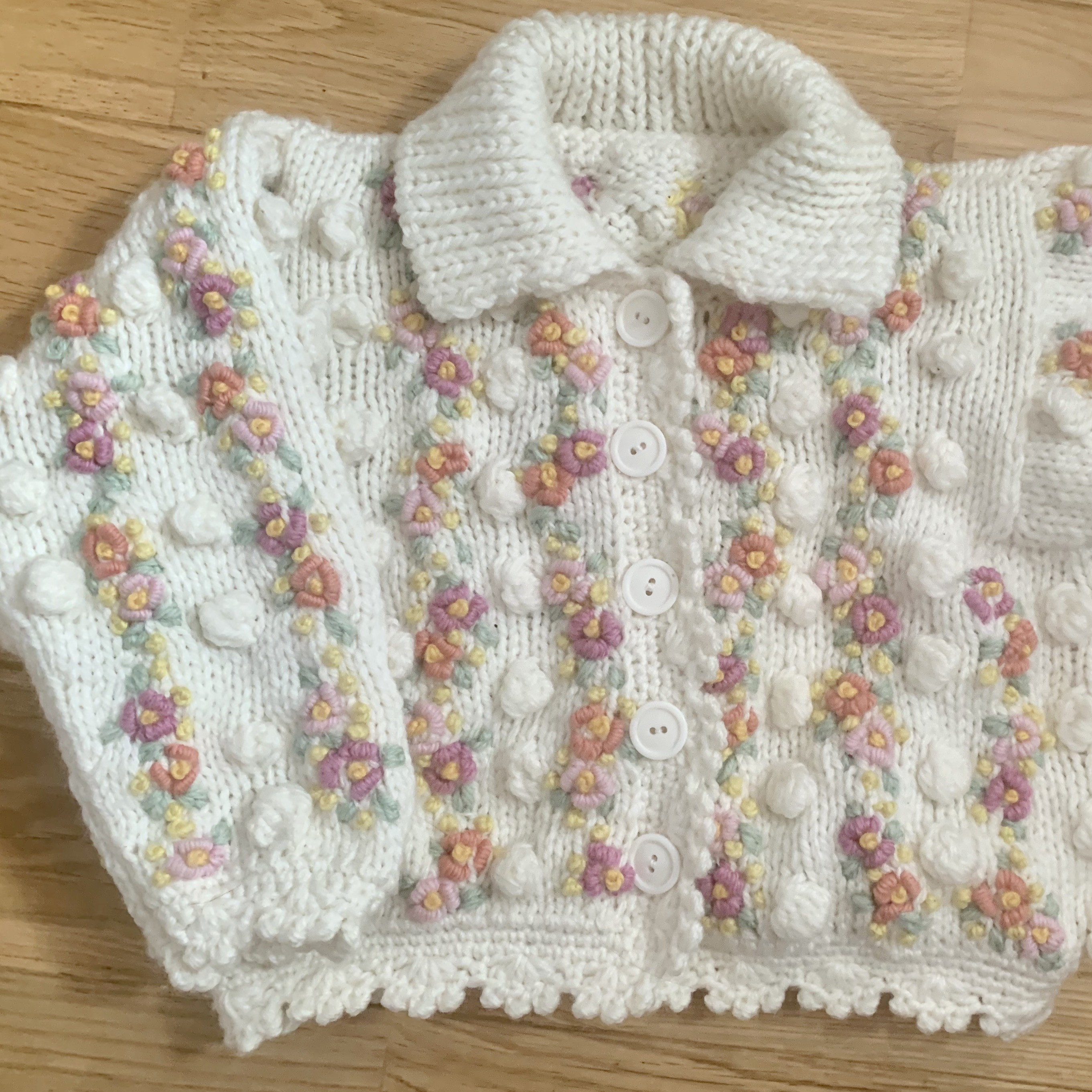 秋冬・ポップルと野ばら刺繍の襟付きカーディガン　90〜100cm