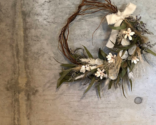 ユーカリ　ホワイトミニハーフリース⑩ ユーカリとパンパスグラスのハーフリース＊直径約35cm ドライフラワー