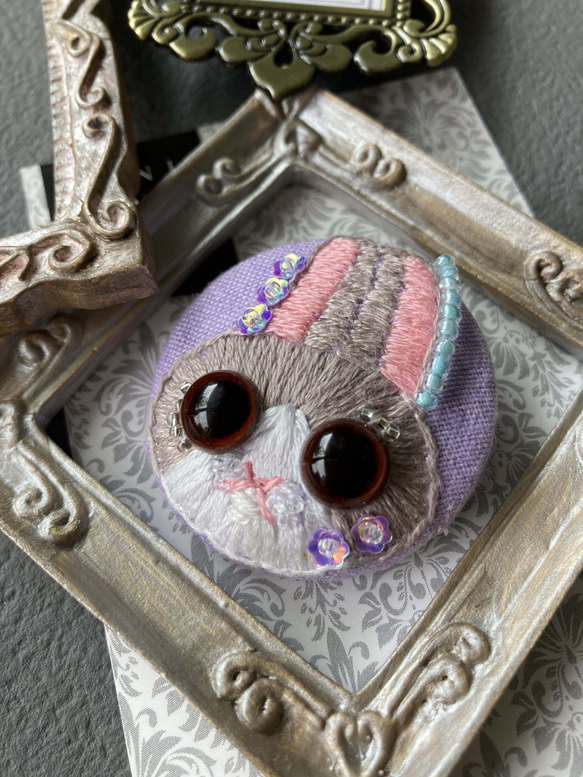 くるみボタン刺繍ブローチ　グレーうさぎ 3枚目の画像