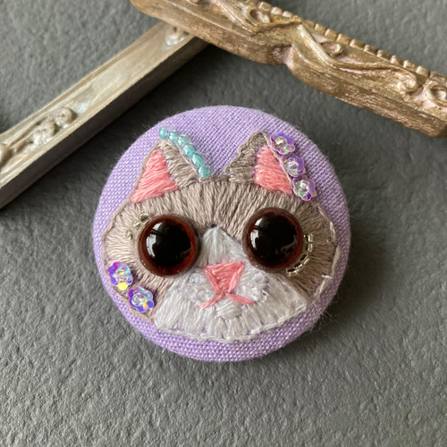くるみボタン刺繍ブローチ グレーねこ ブローチ mieto 通販