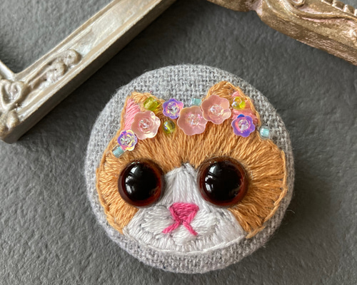 58mm くるみボタン　猫刺繍　ブローチ 58mm くるみボタン 猫刺繍 ブローチ ハンドメイド 猫 刺繍生地