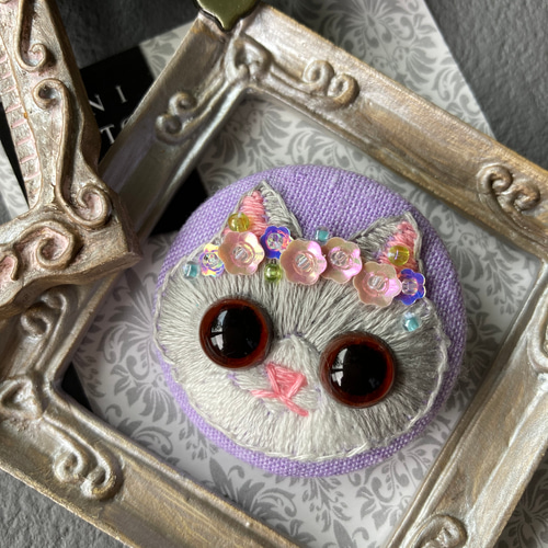 ハンドメイド ネコ 刺繍ブローチ ままならなく くるみボタン