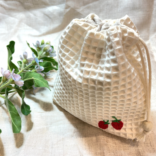 ☆ワッフル生地の巾着ポーチいちごの刺繍☆ 巾着袋 sun4mai 通販 ☆ワッフル生地の巾着ポーチいちごの刺繍☆ 巾着袋 sun4mai 通販