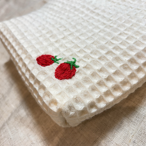 ☆ワッフル生地の巾着ポーチいちごの刺繍☆ 巾着袋 sun4mai 通販