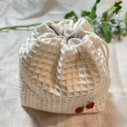 ☆ワッフル生地の巾着ポーチいちごの刺繍☆ 巾着袋 sun4mai 通販