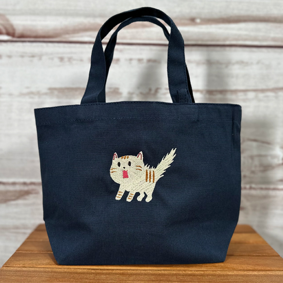 【母の日ギフト】【送料無料】驚き猫ワンポイント刺繍の内ポケット付きキャンバス ミニトートバッグとミニポーチのセット 5枚目の画像