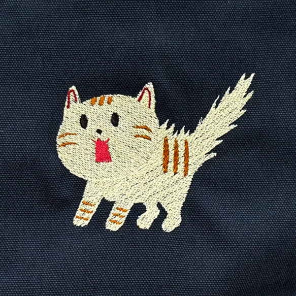 【母の日ギフト】【送料無料】驚き猫ワンポイント刺繍の内ポケット付きキャンバス ミニトートバッグとミニポーチのセット 7枚目の画像