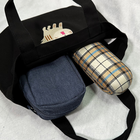 【秋冬穿搭】帆布迷你手提包和迷你收納袋套裝，飾有驚喜貓刺繡和內袋，書包 第9張的照片