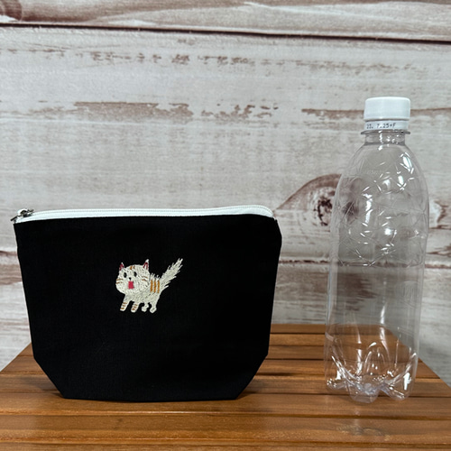 手刺繍　＊ベリーとフラワーバスケットとかくれんぼ猫さん＊ハンドメイド　ポーチ 手刺繍 ＊ベリーとフラワーバスケットとかくれんぼ猫さん