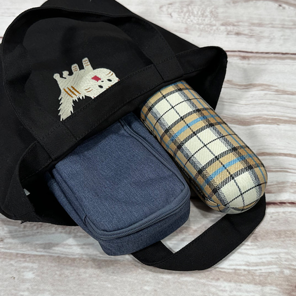 【送料無料】驚き猫ワンポイント刺繍の内ポケット付きキャンバス ミニトートバッグとミニポーチのセット 8枚目の画像