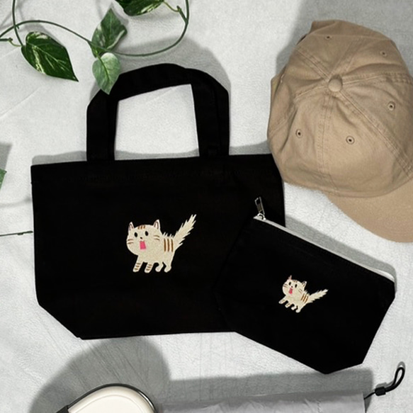 【秋冬穿搭】帆布迷你手提包和迷你收納袋套裝，飾有驚喜貓刺繡和內袋，書包 第1張的照片