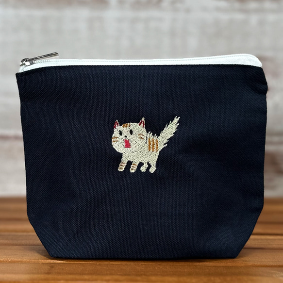 【母の日ギフト】【送料無料】驚き猫ワンポイント刺繍の内ポケット付きキャンバス ミニトートバッグとミニポーチのセット 6枚目の画像