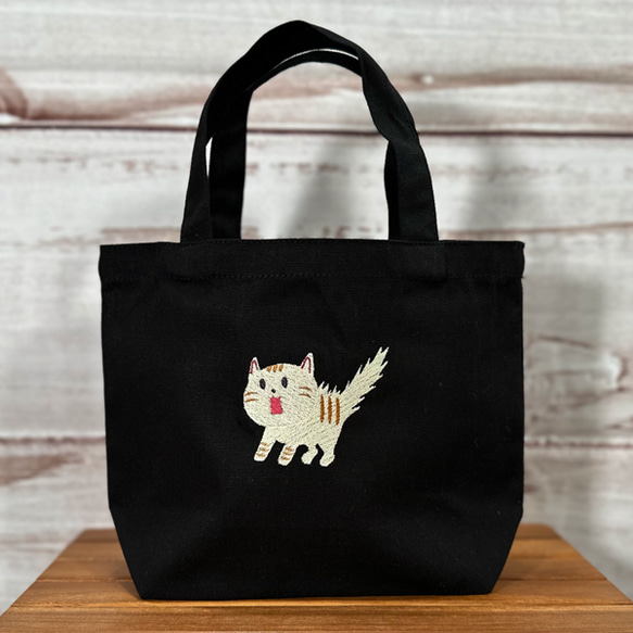 【母の日ギフト】【送料無料】驚き猫ワンポイント刺繍の内ポケット付きキャンバス ミニトートバッグとミニポーチのセット 2枚目の画像