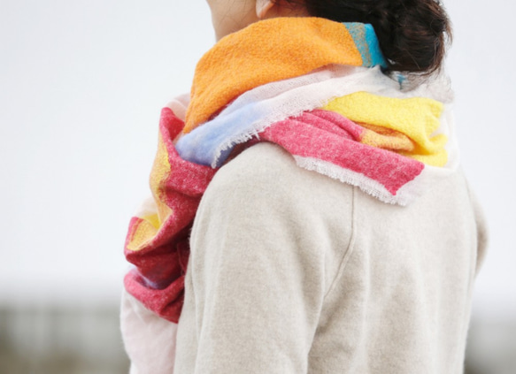 [數量有限]可以享受到春天的多彩顏色出現在廣告中★羊毛紗巾◯◯極輕◯白色型◯圍巾 第5張的照片