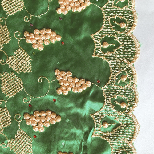 刺繍とラインストーンのグリーンサテン生地 生地 風薫る 通販