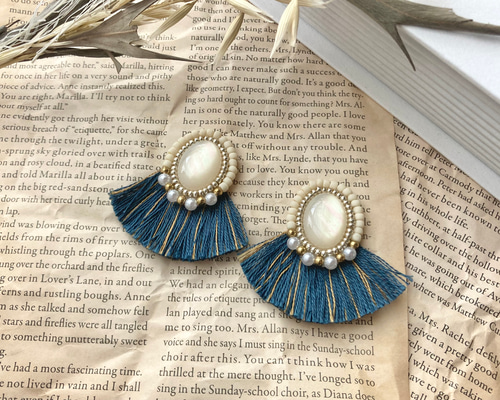 【専用】ビーズ刺繍ピアス*くすみピンクとパールにアンティークブルーゴールドリボン アンティーク感のあるビーズ刺繍とブルーフリンジ ピアス（スタッド