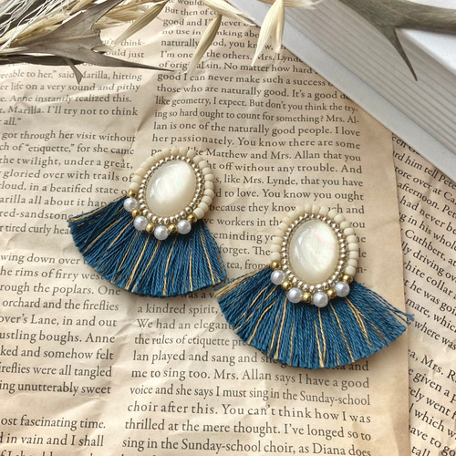アンティーク感のあるビーズ刺繍とブルーフリンジ ピアス（スタッド