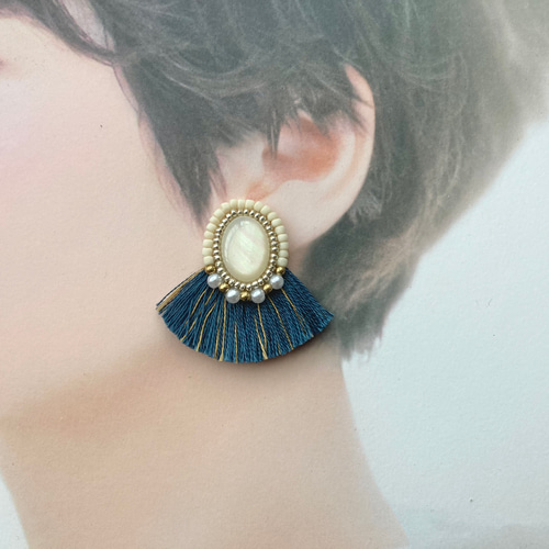 アンティーク感のあるビーズ刺繍とブルーフリンジ ピアス（スタッド