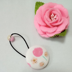 ハンドメイド くるみボタン ヘアゴム かわいい キュート シンプル お花 ホワイト 1枚目の画像