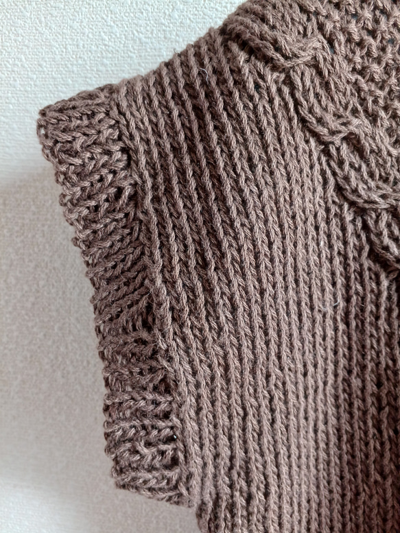 レトロなデザインセーター　ニット　綿麻糸　ノースリーブ　重ね着できる　茶色　手編み　春夏 5枚目の画像