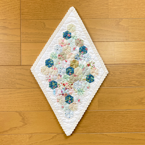 パッチワークキルト ヘキサゴンの菱形キルト タペストリーにも