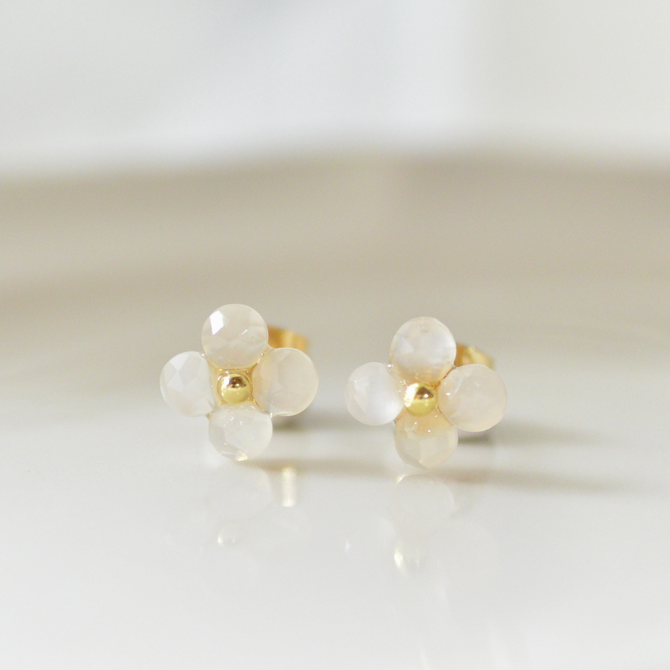 煌めく天然石の小さいお花ピアスイヤリング4枚花 ホワイトムーン