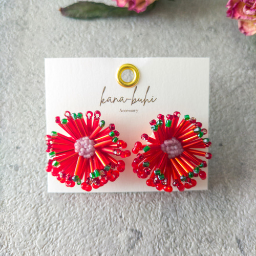 ガーベラのピアス/イヤリング ビーズ刺繍アクセサリー ピアス