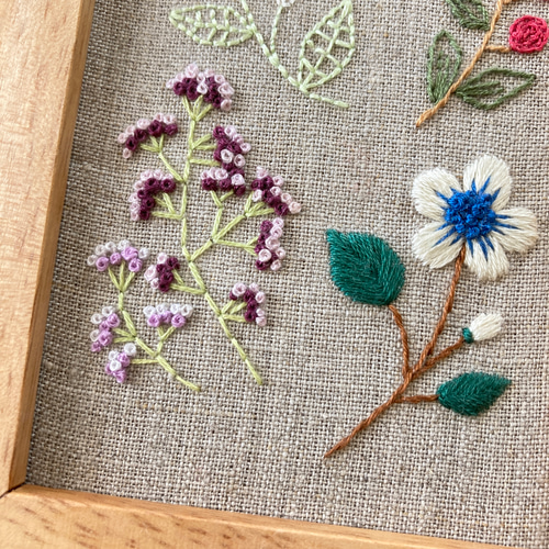 琥*ん様 刺繍フレーム❁⃘16cm　リス　置き型　壁掛け　アジアン　プレゼント ボタニカル刺繍の刺繍フレーム 刺繡額 インテリア枠 壁掛け