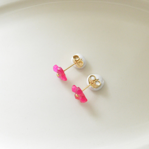 フューシャピンクカルセドニーと花型シェルのピアスチャーム