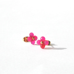 煌めく天然石の小さいお花ピアスイヤリング4枚花　フューシャピンクカルセドニー　シンプル　サージカルステンレス　ビビット 5枚目の画像