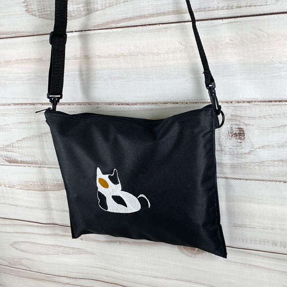[免運費] 麻糬貓刺繡 Sacoche 手拿包 2way zip &lt;黑色&gt; 第5張的照片
