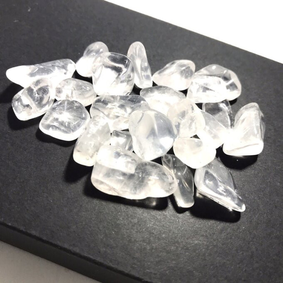 【穴無】アメリカアーカンソー水晶　中粒　さざれ　25ｇ　10-15粒 1枚目の画像